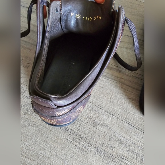 Preowned Louis Vuitton Sneakers - Picture 5 of 7